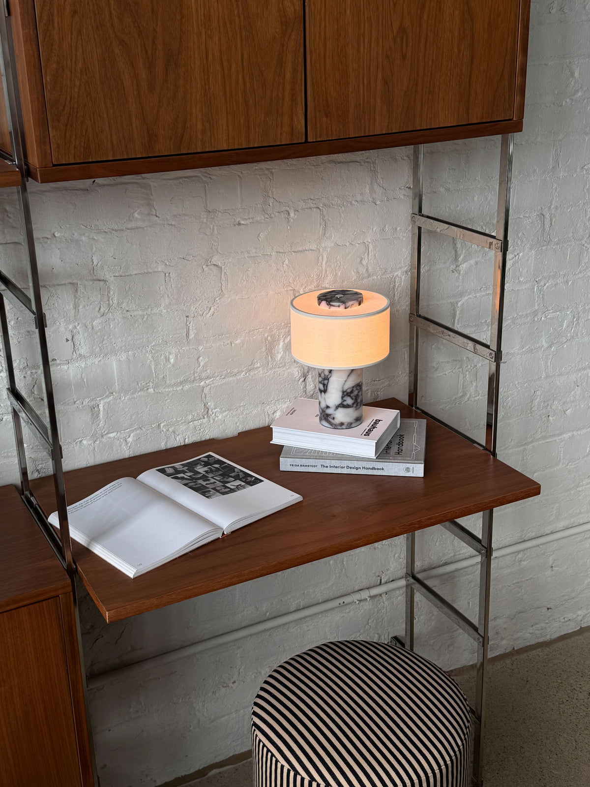 Interior designers don'tfinish a room with furniture.They finish it with light.